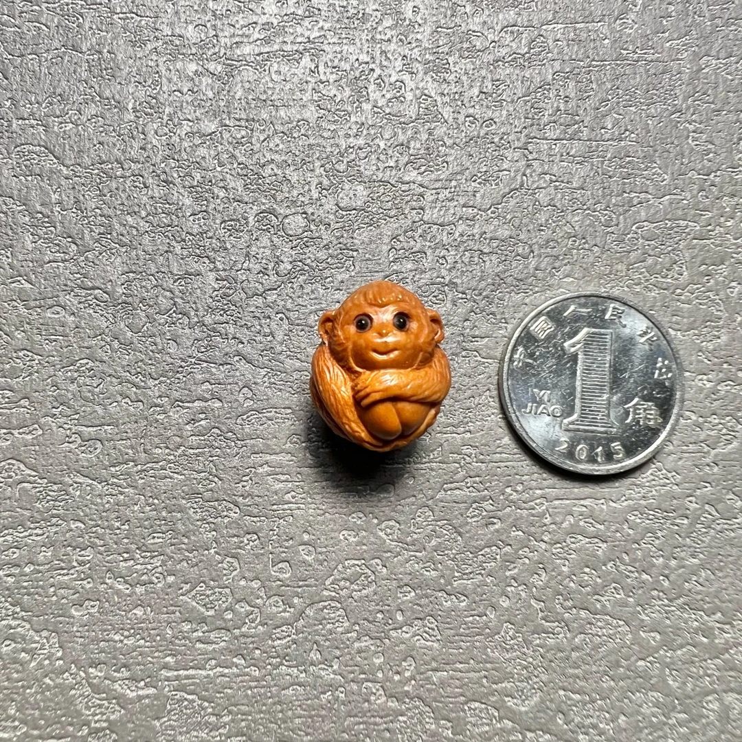 匠人吴【猴】十二生肖，野生桃核纯手工雕刻挂件