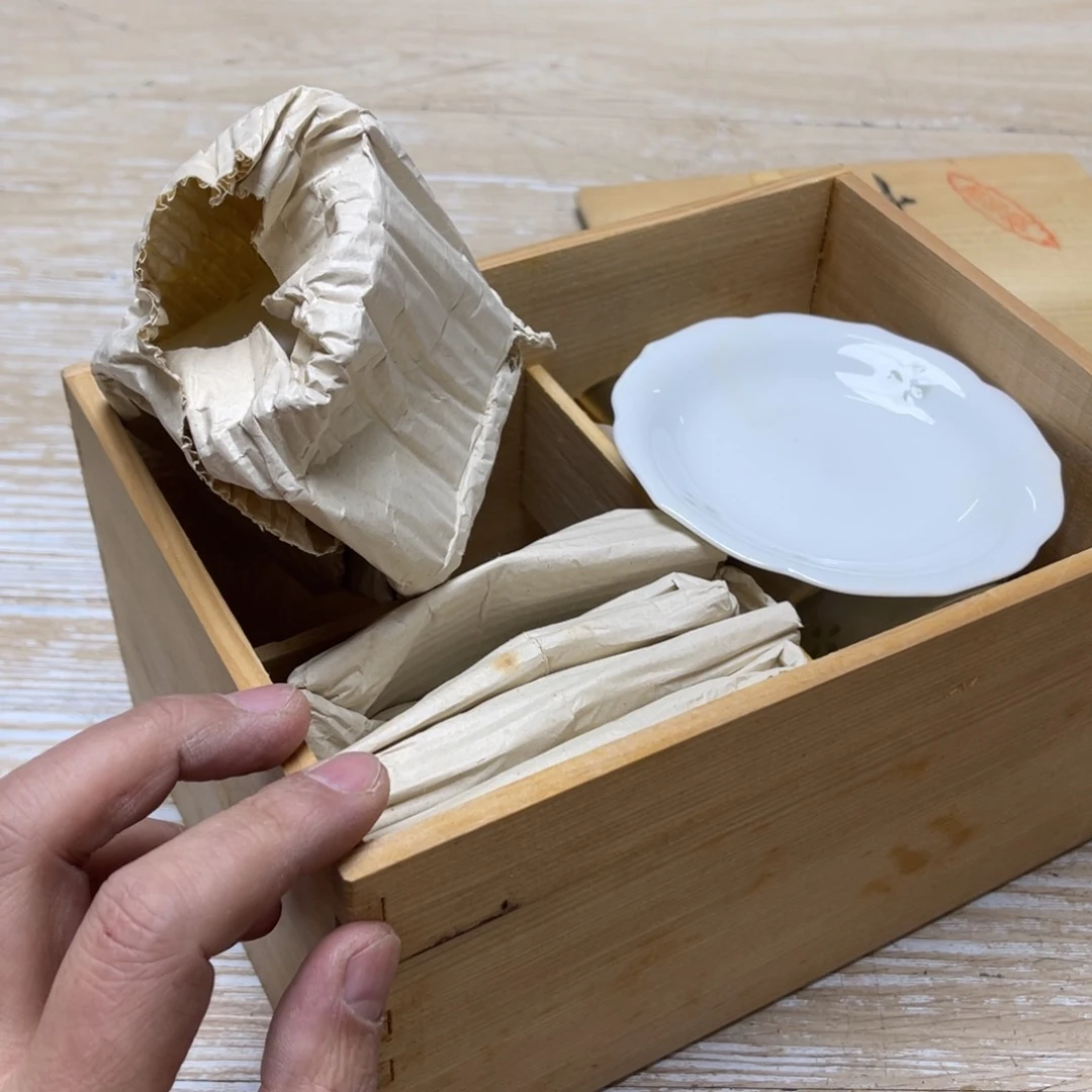 瓷片小***七密密麻麻地排列着一个