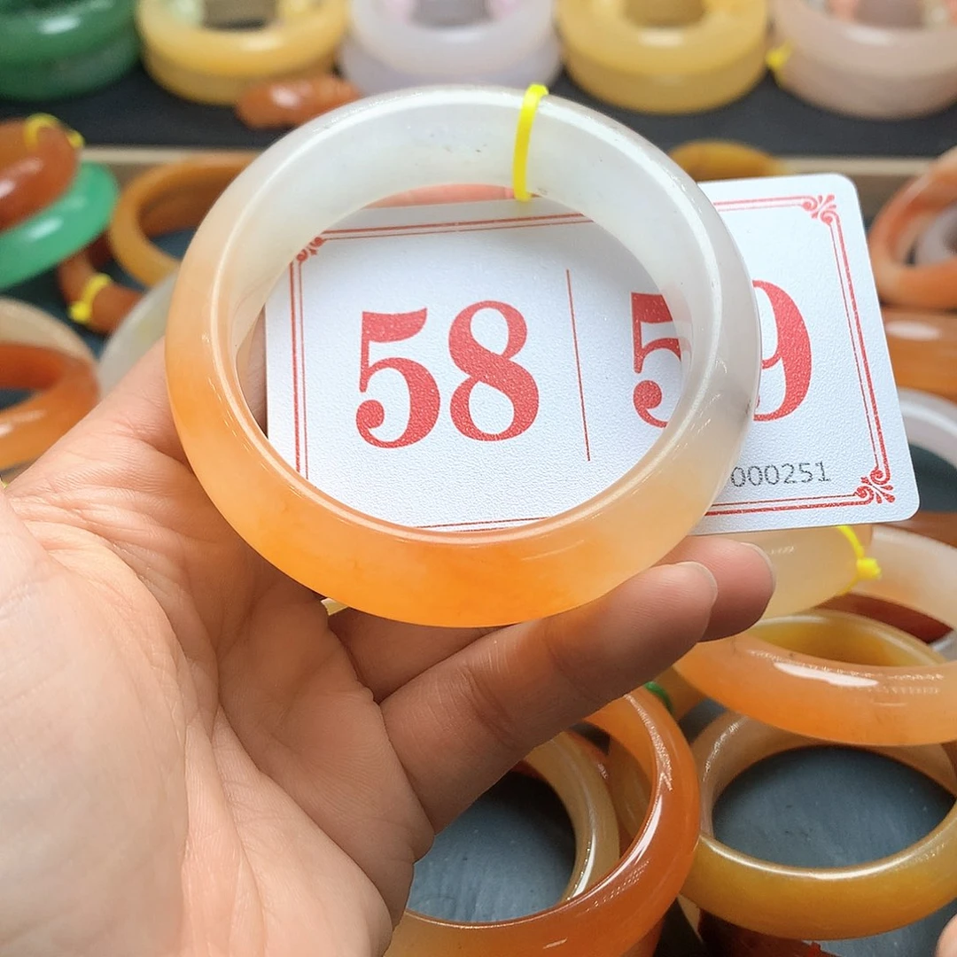 未镶嵌石英质玉（黄龙玉）手镯