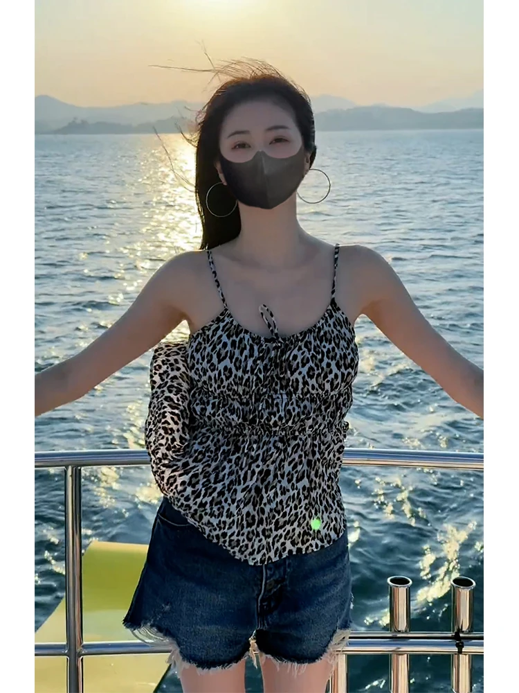 夏日度假风穿搭豹纹吊带背心超好看独特漂亮无袖上衣女2025新款潮
