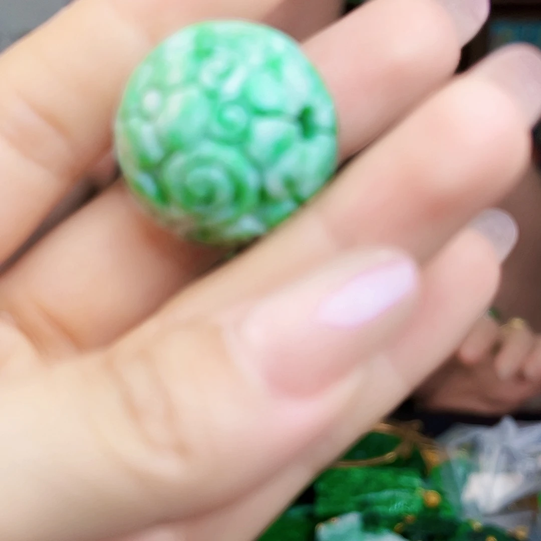 翡翠未镶嵌颈饰多样性