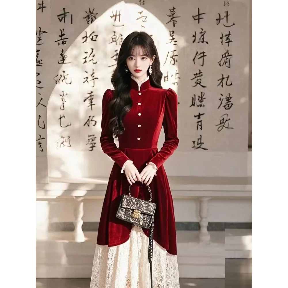 富家千金高级感红色丝绒连衣裙2024冬季掐腰高级感蕾丝拼接连衣裙