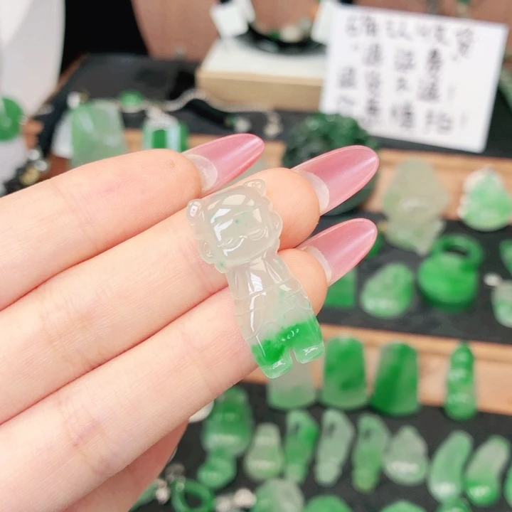 石英质玉（非洲翠）未镶嵌颈饰