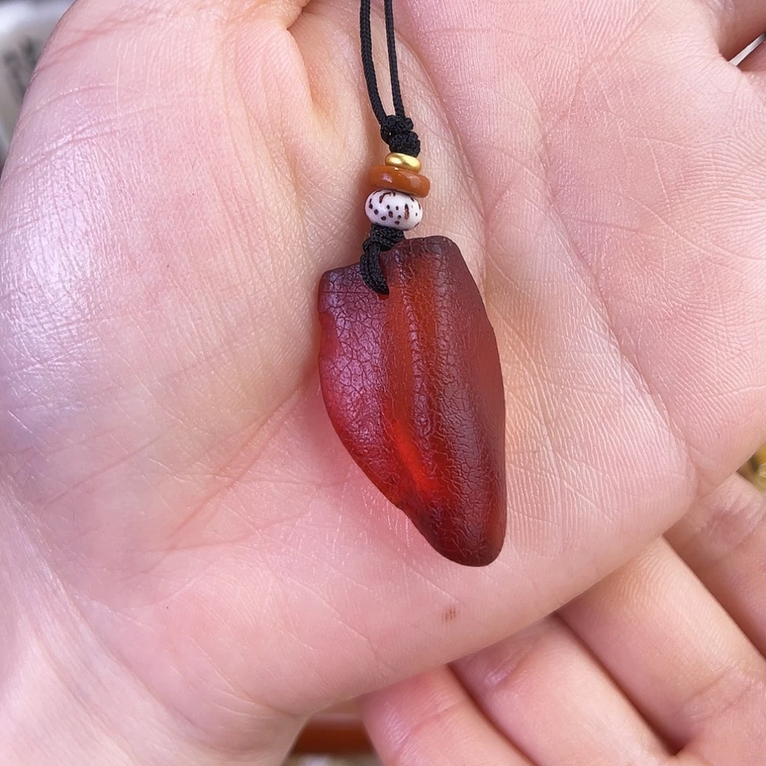 琥珀珠宝奇石未镶嵌。