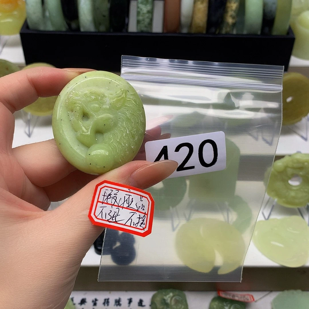 蛇纹石玉颈饰未镶嵌