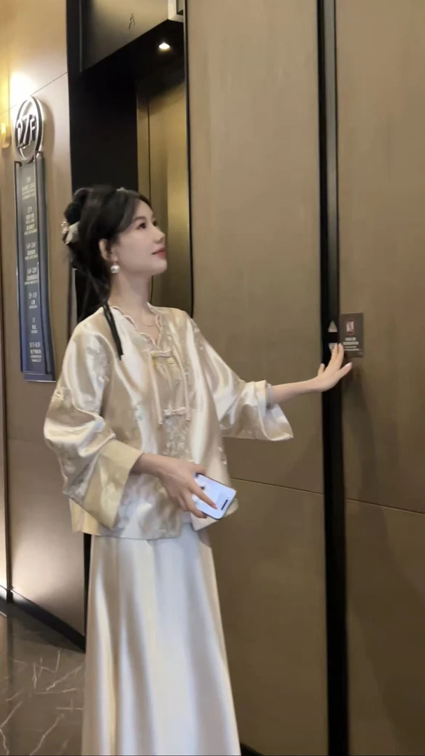 2025秋新中式光泽感刺绣女国风外套国风上衣缎面25056FL