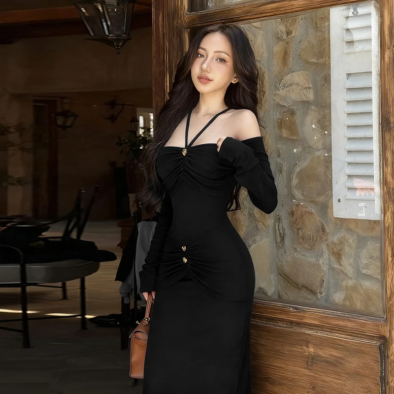 纯欲风性感挂脖绑带连衣裙秋冬款裙子新款露肩修身包臀显瘦小黑裙