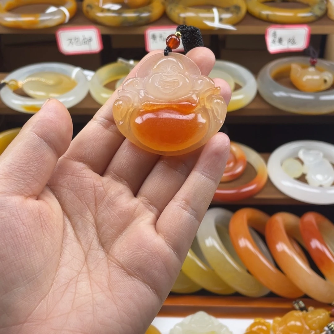 未镶嵌石英质玉（黄龙玉）颈饰佛公