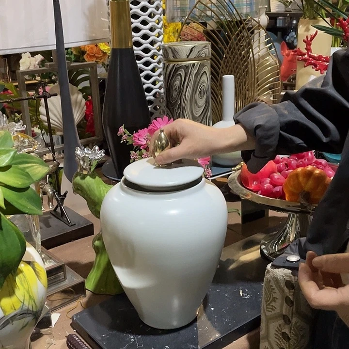 陶瓷花瓶，茶杯茶具。