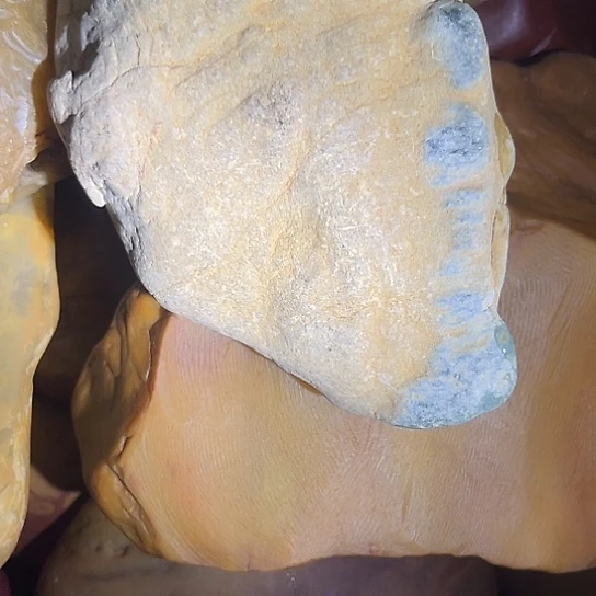 各***收老挝石黄蜡石传说