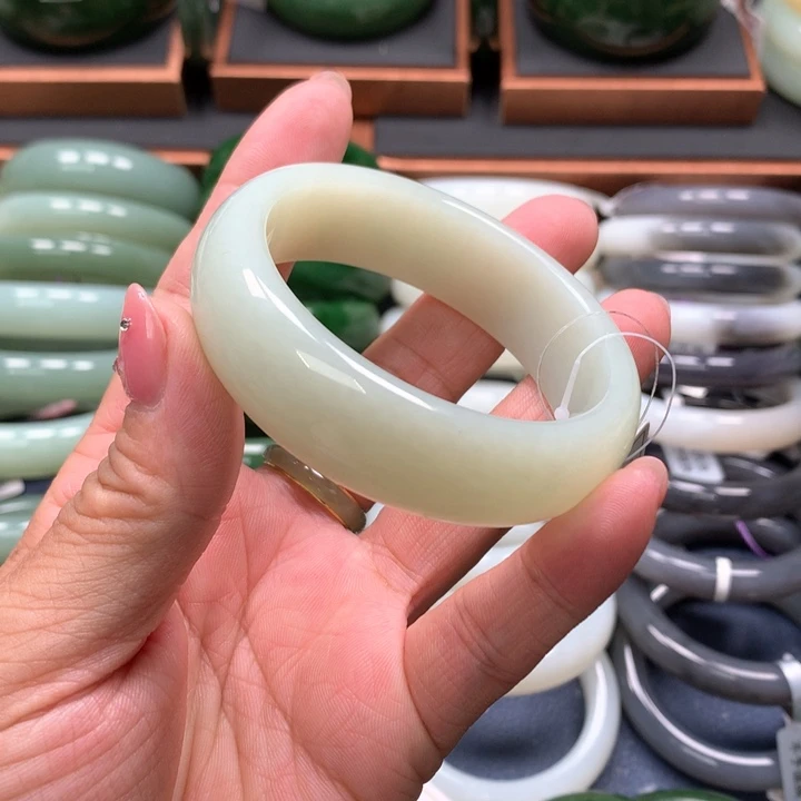 【闪购商品】未镶嵌手镯和田玉1