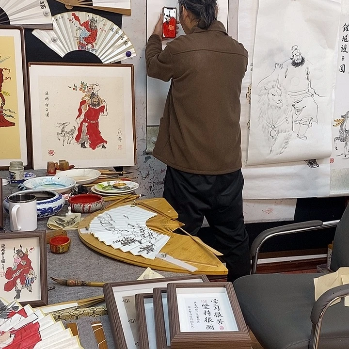 守***.国画轴张老师画画