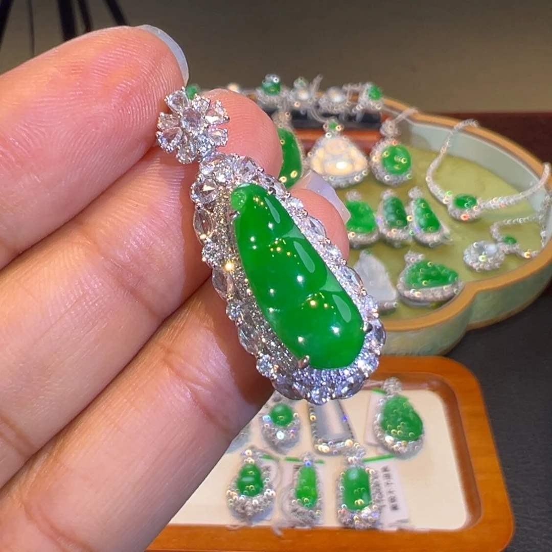 翡翠18K金镶嵌颈饰