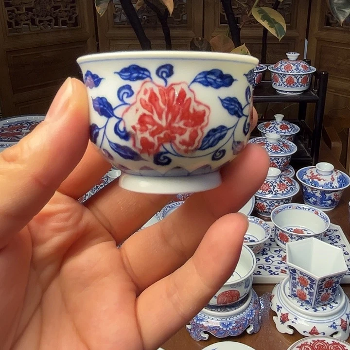 青花釉里红炉式杯活动款