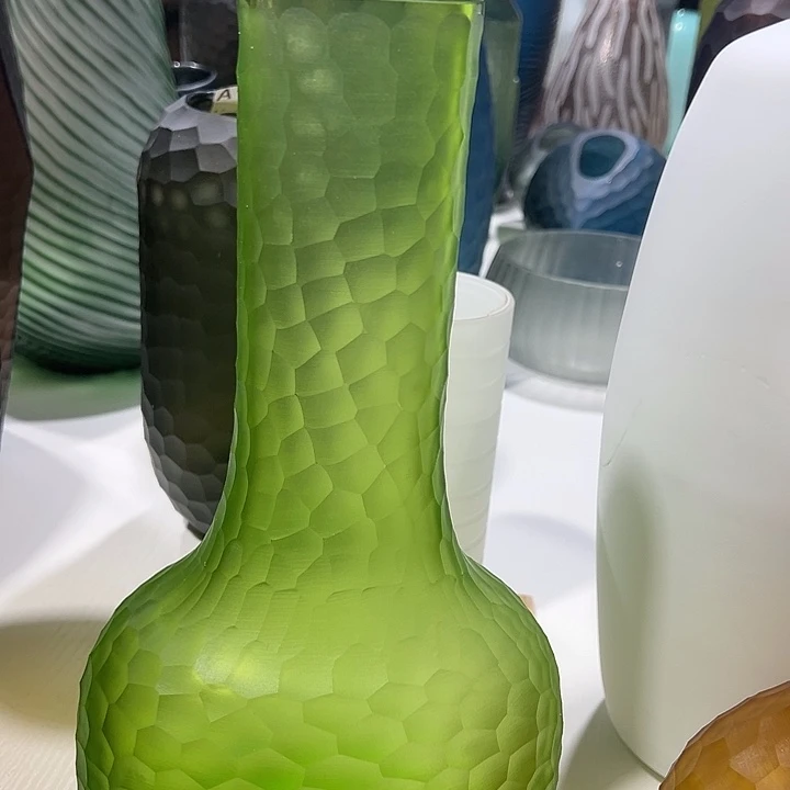 绿色磨刻花瓶花器高25口6