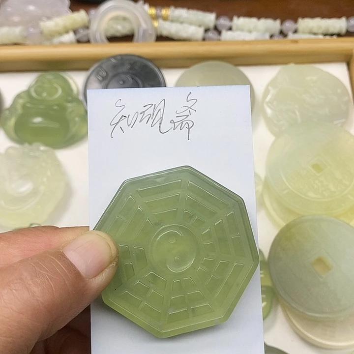 知***斋蛇纹石玉合金颈饰