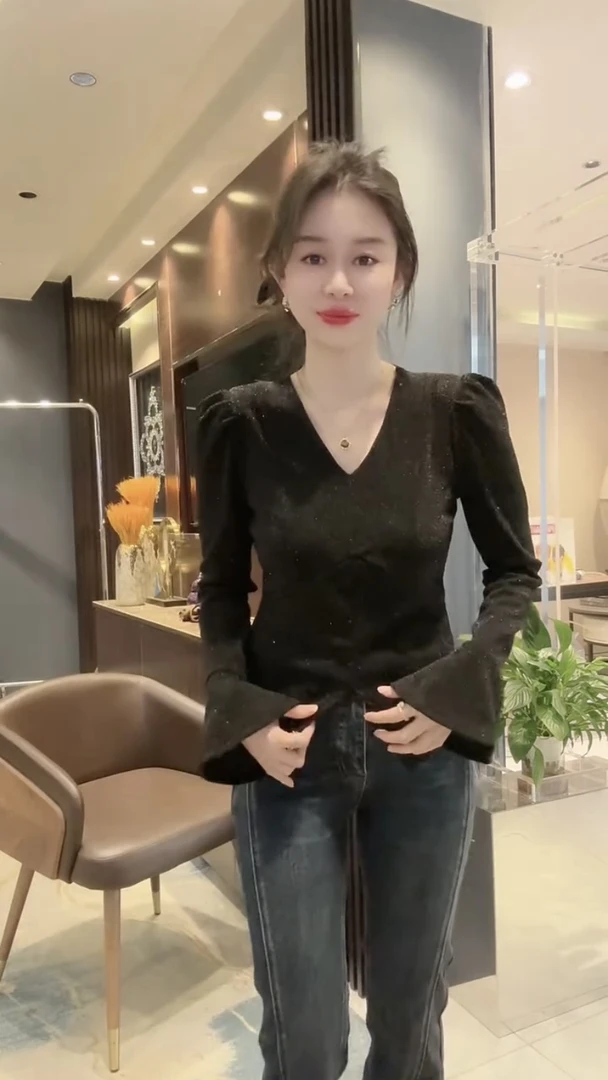 2025秋冬长袖T恤衬衫女V领喇叭袖小衫修身洋气烫钻工艺打底衫网红