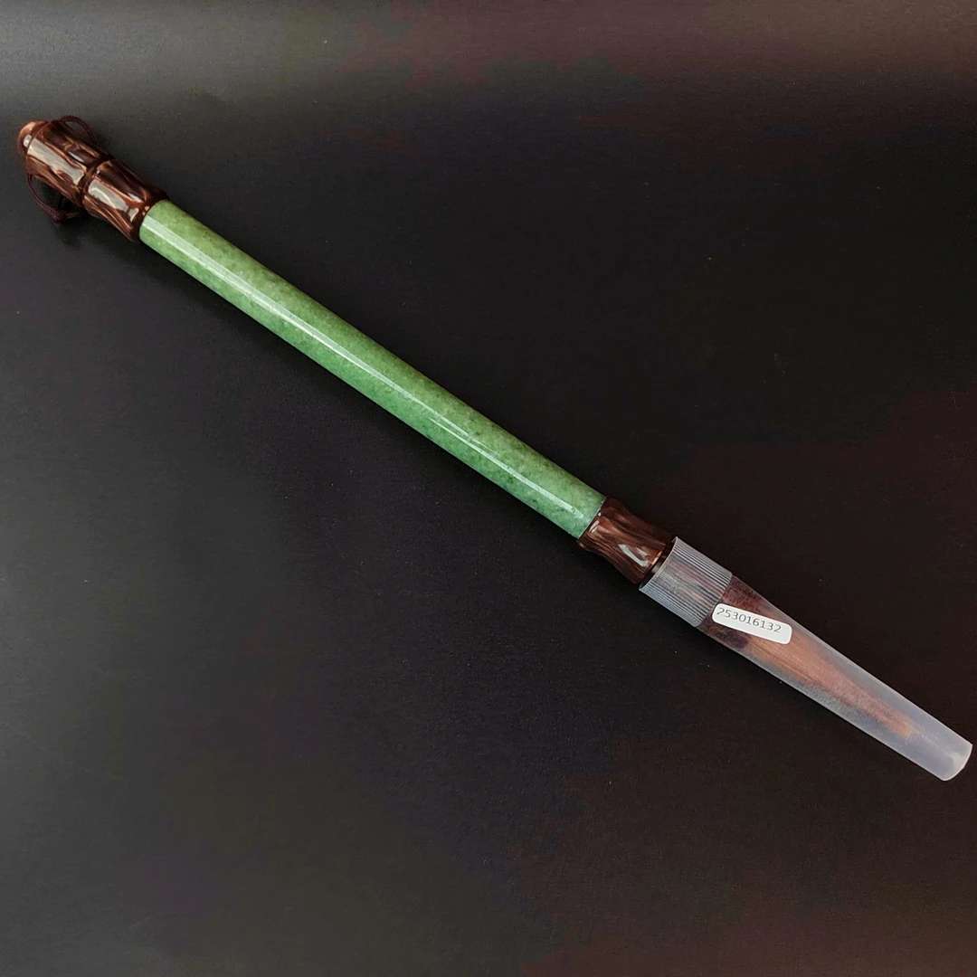 一款天然缅甸翡翠毛笔