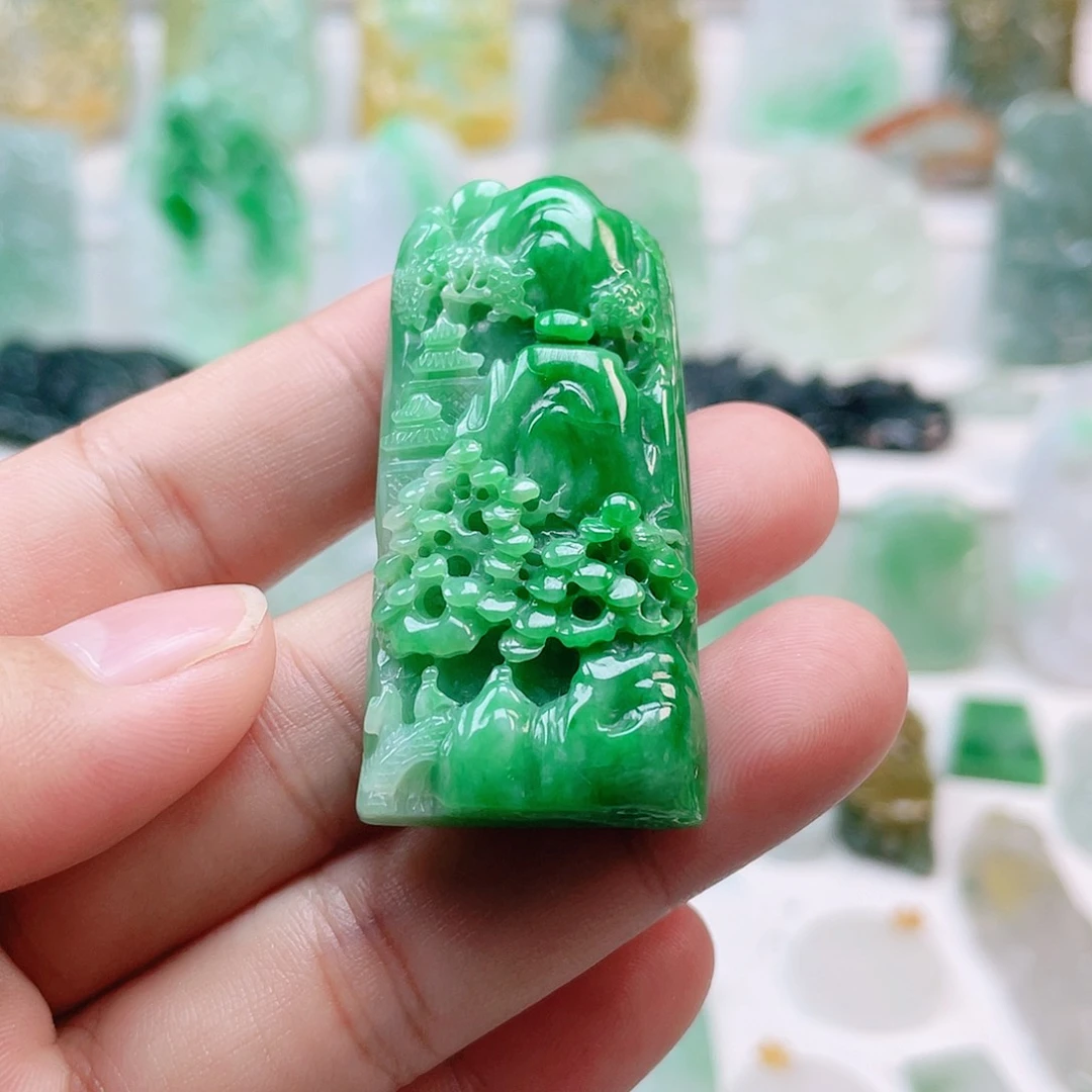 翡翠颈饰未镶嵌山水