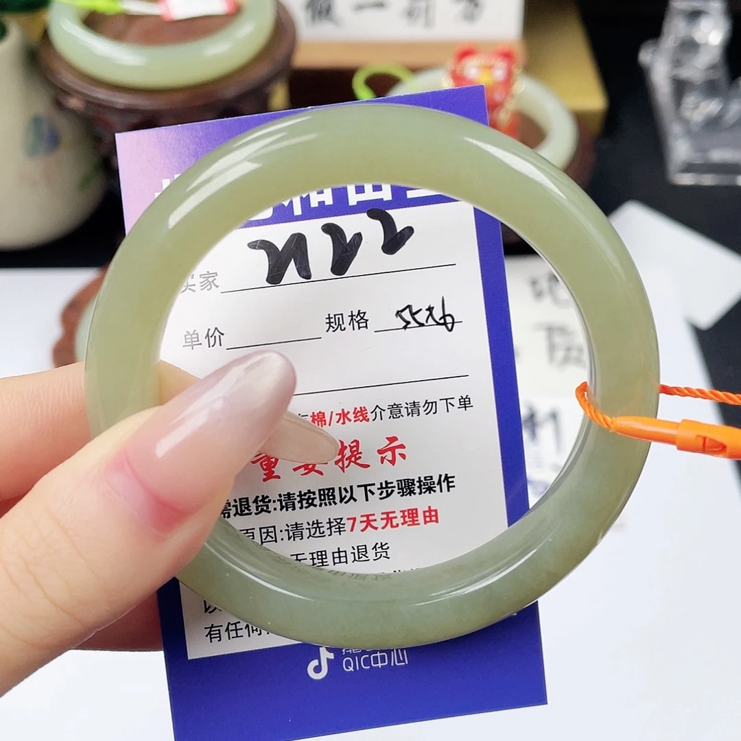 和田玉未镶嵌手镯