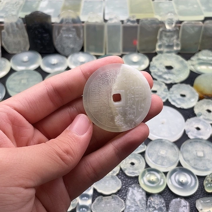 岫玉未镶嵌颈饰山鬼