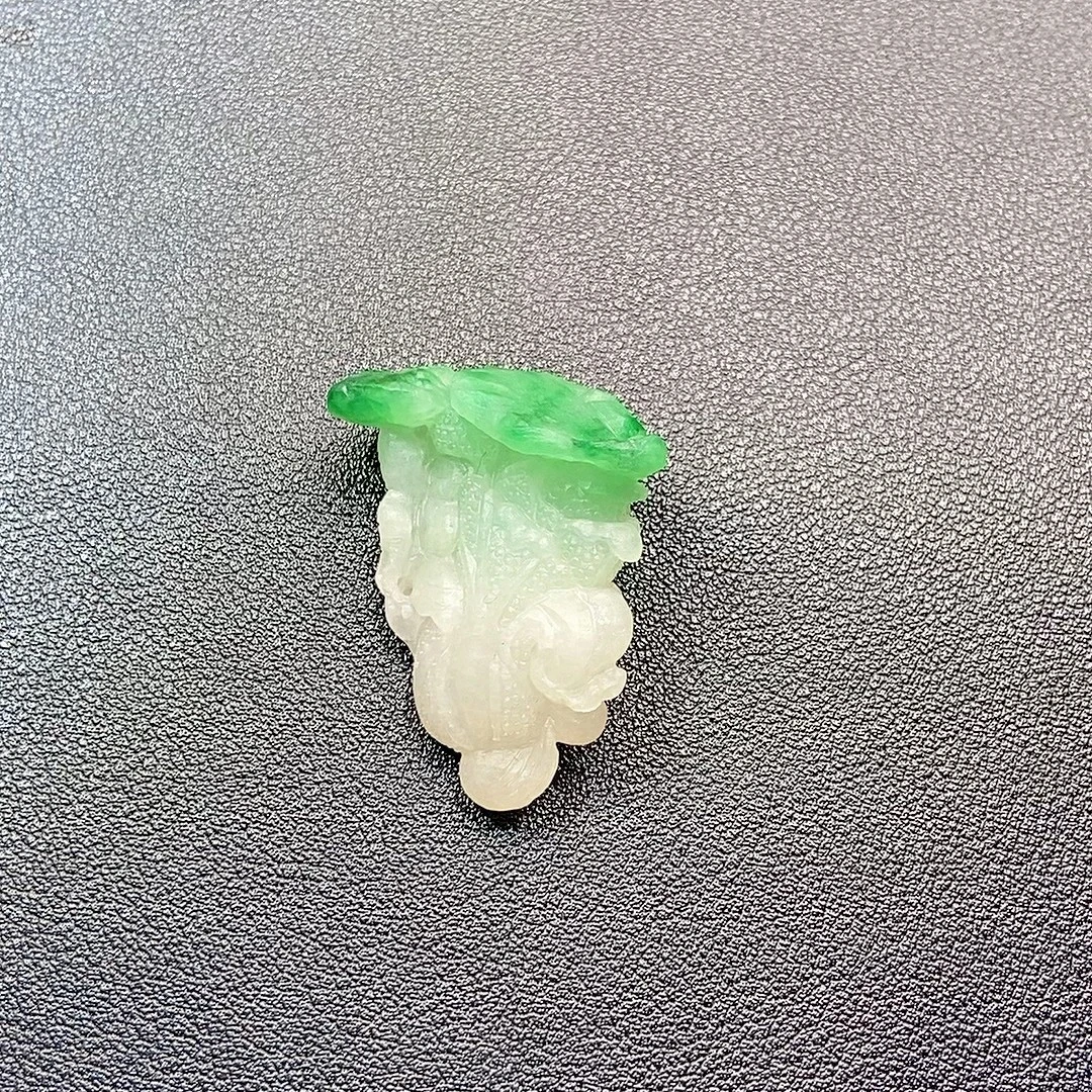 纯天然缅甸A货翡翠：辣绿白菜