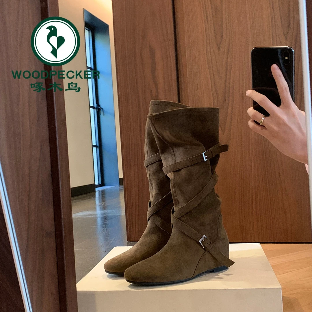 啄木鸟2025新款复古交叉扣带牛仔靴女秋新款柔软褶皱堆堆马丁靴女