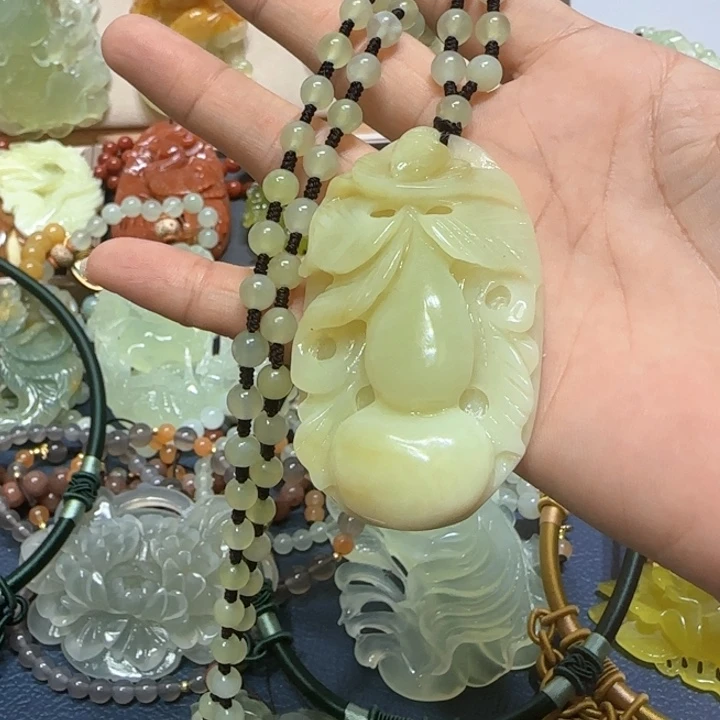 蛇纹石玉吊坠未镶嵌