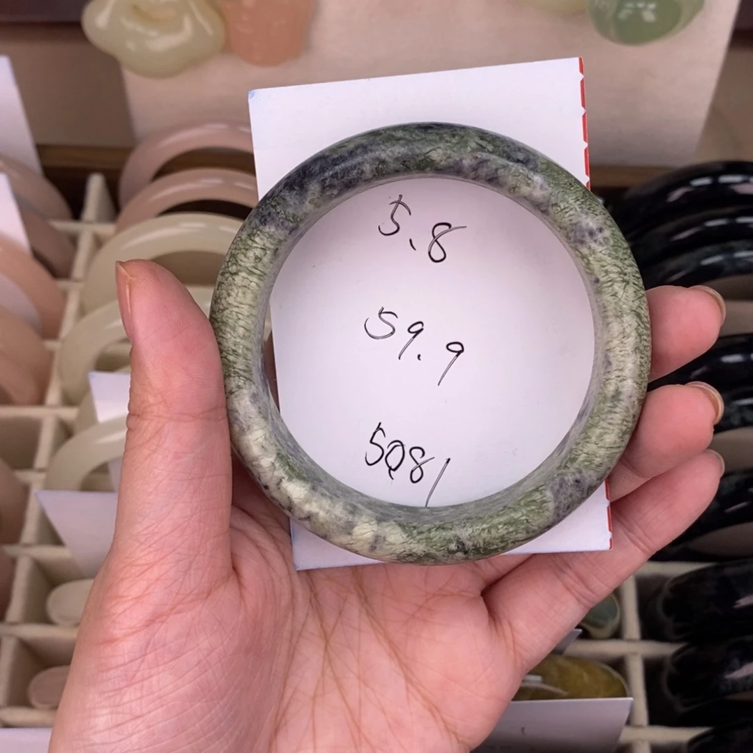 蛇纹石玉手镯未镶嵌
