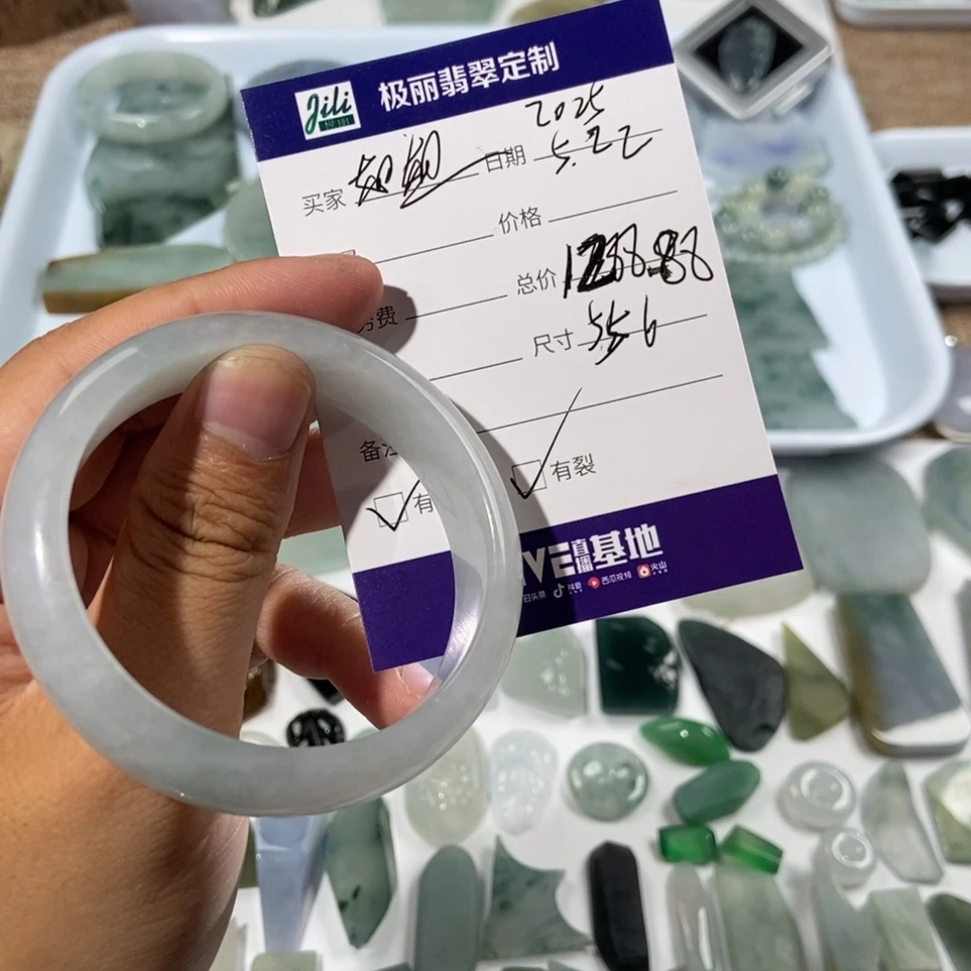 翡翠手镯未镶嵌如****。天然缅甸翡翠手镯瑕疵