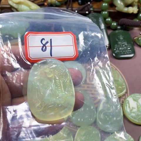 未镶嵌蛇纹石玉颈饰