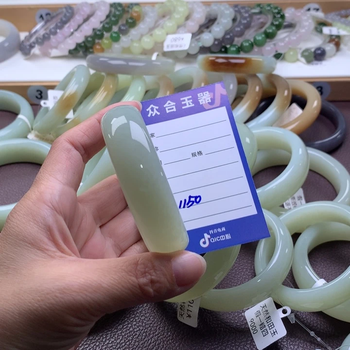 和田玉未镶嵌手镯