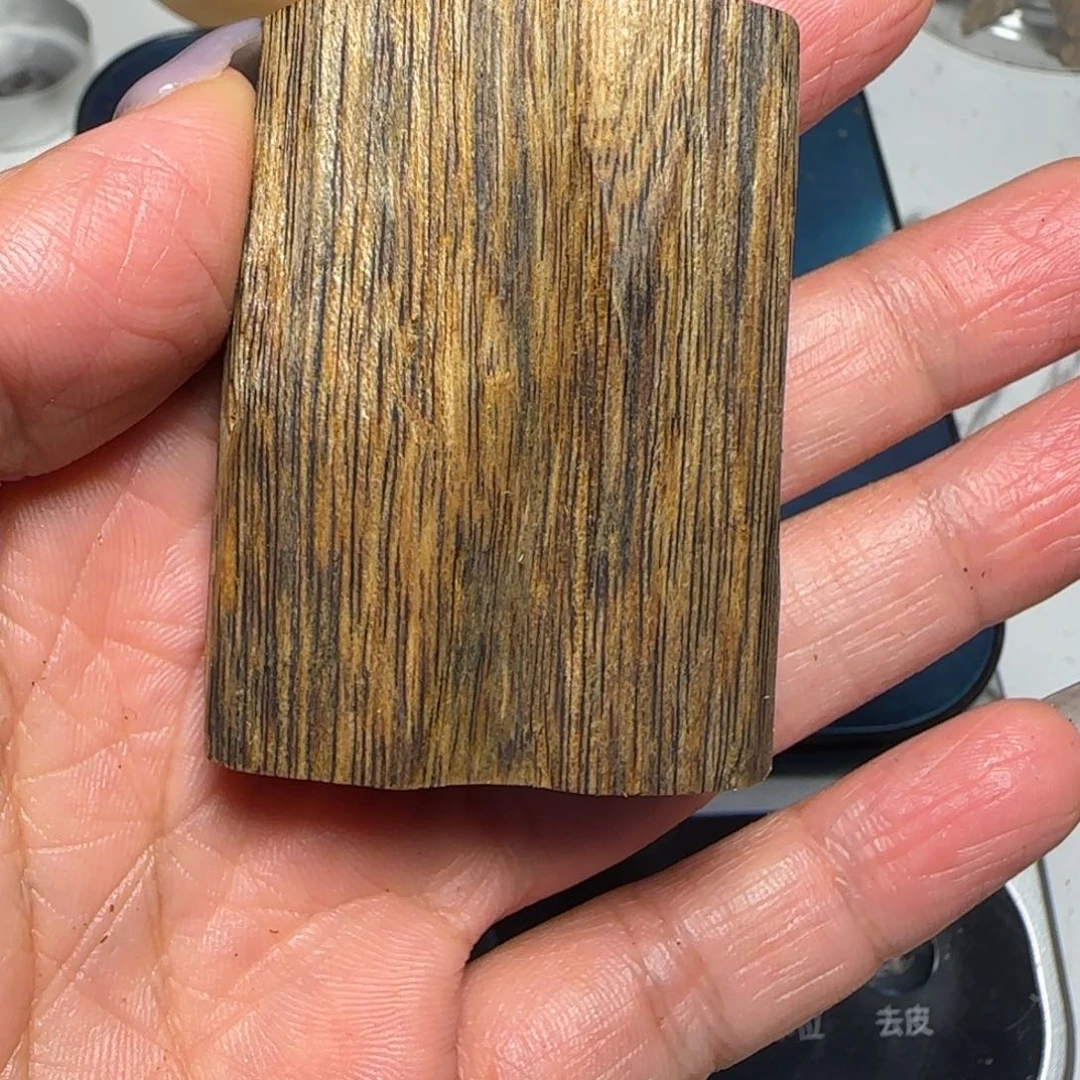 竹右**生奇楠无事牌14.6克。