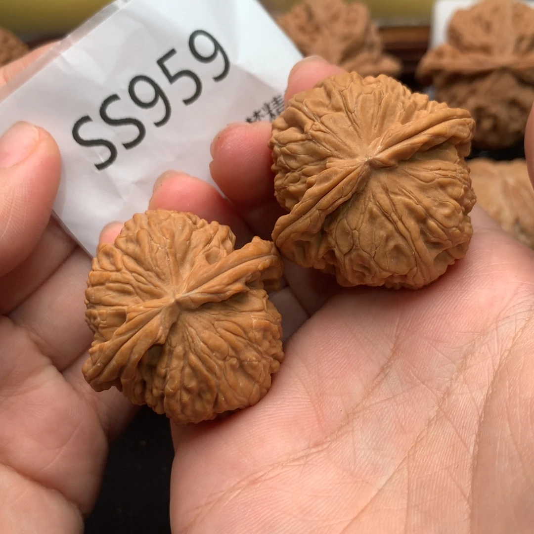 文玩核桃把件全品白狮子38