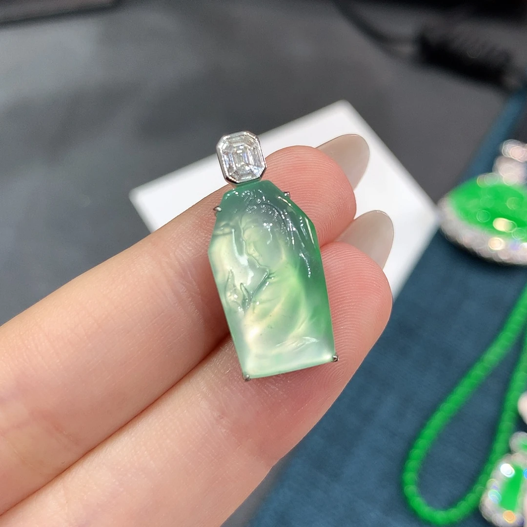 翡翠18K金镶嵌颈饰木那玻璃冰甜绿侧身观音 48小时鉴赏期