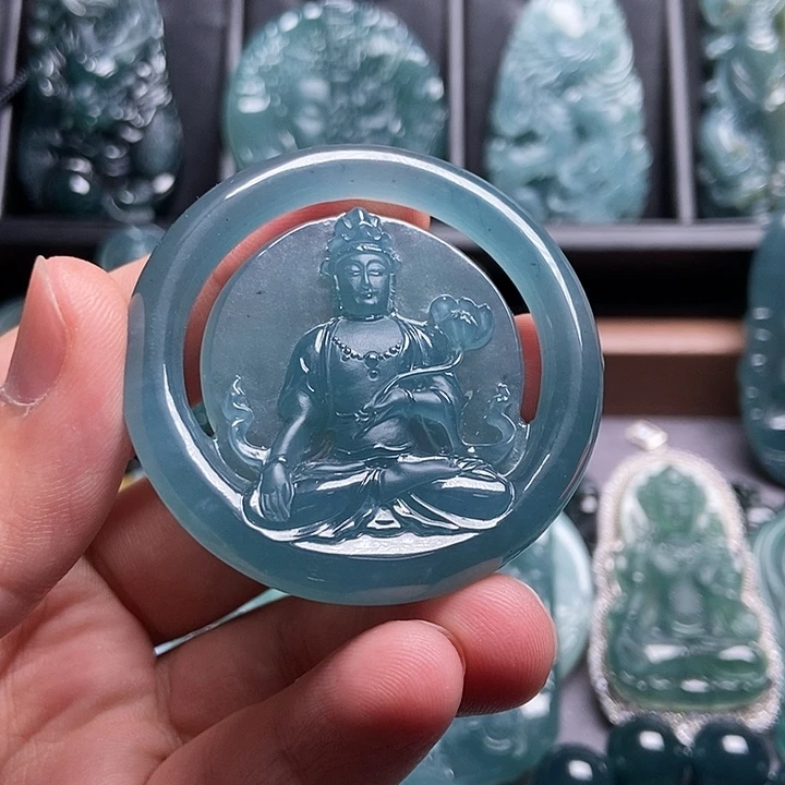 翡翠颈饰未镶嵌成****的观音