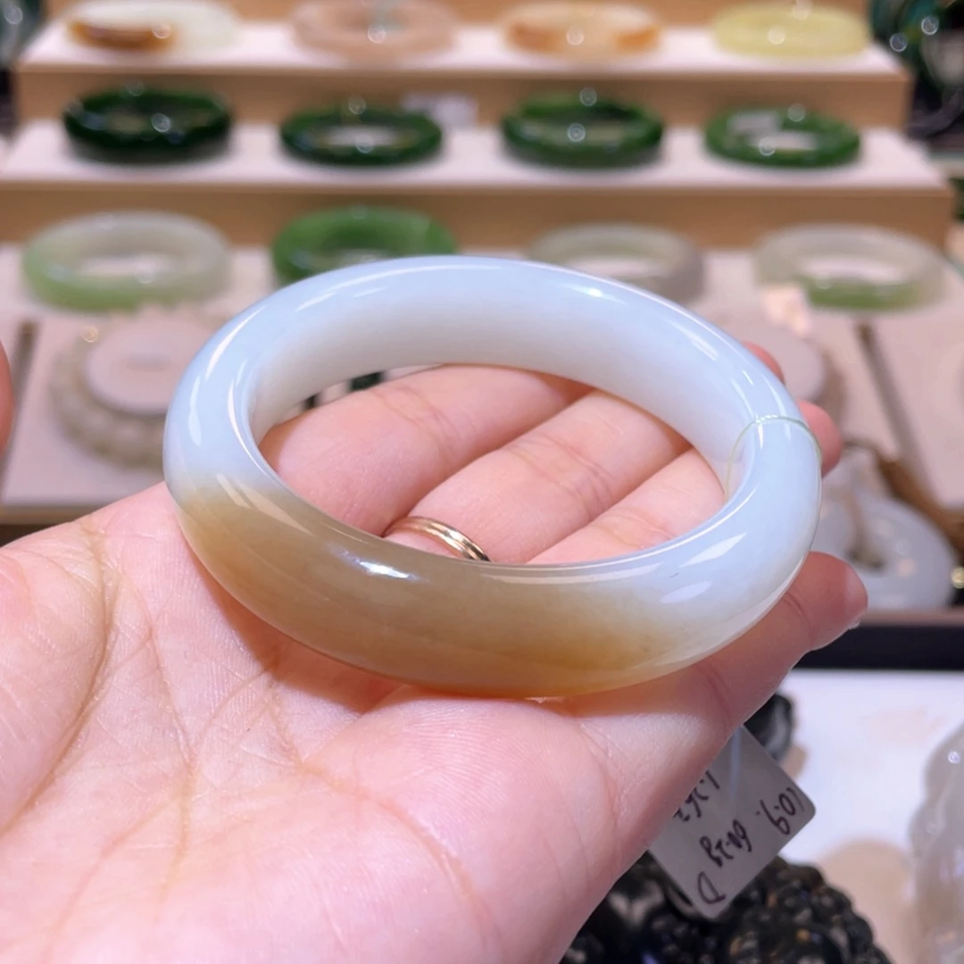 麦***穗和田玉未镶嵌颈饰收藏级一口糖手镯53+