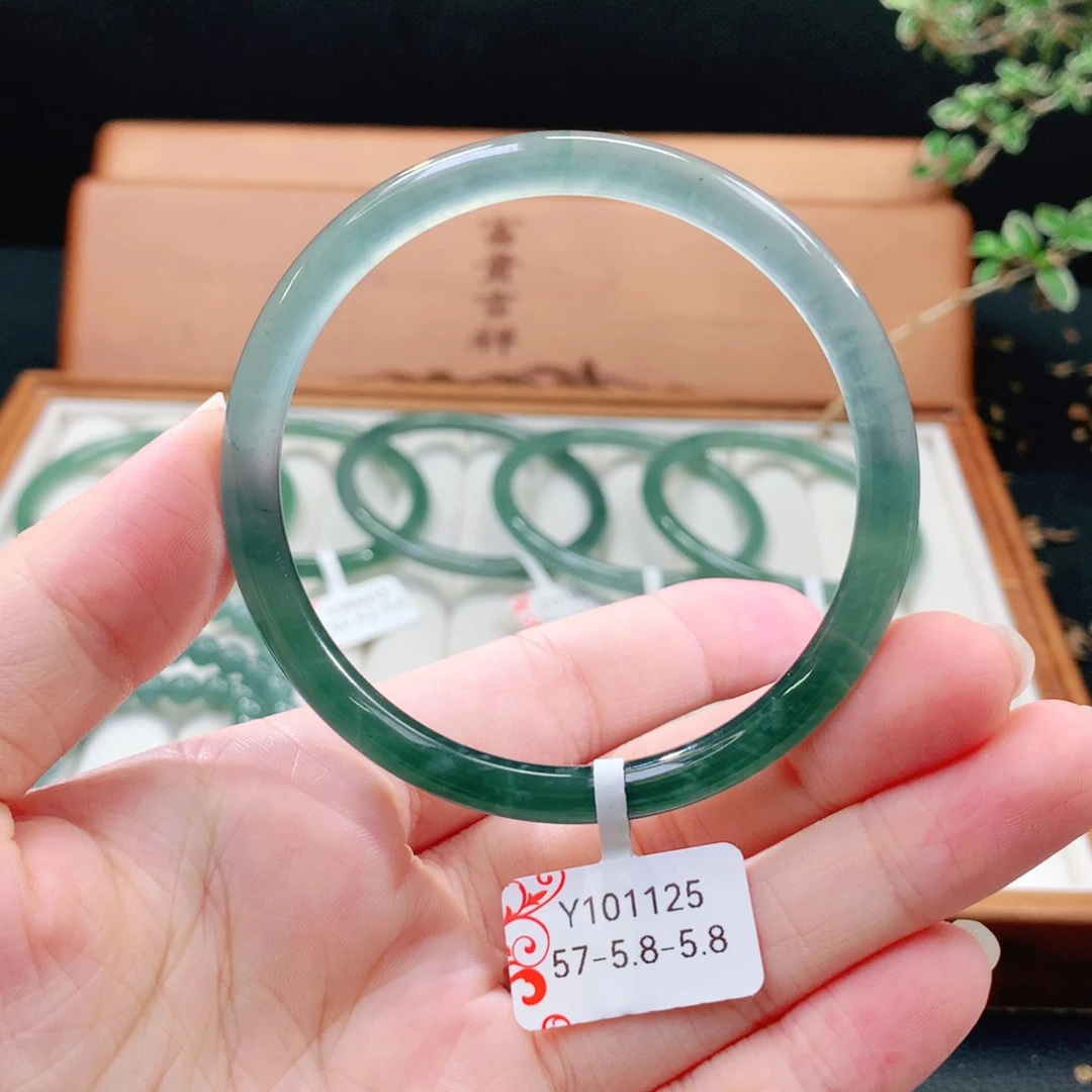 翡翠手镯（圆镯）未镶嵌