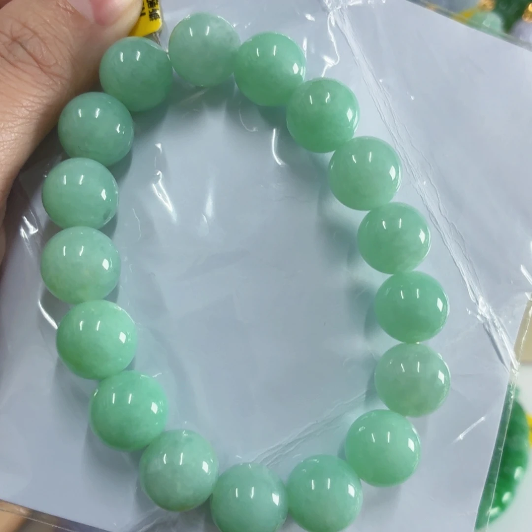 翡翠未镶嵌颈饰……