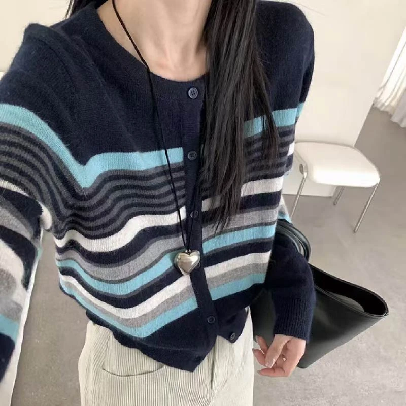 主播推荐「条纹公式」早秋穿搭条纹圆领单排扣长袖针织开衫-5278