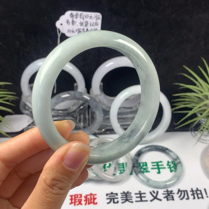 翡翠未镶嵌手镯51号。 59圈