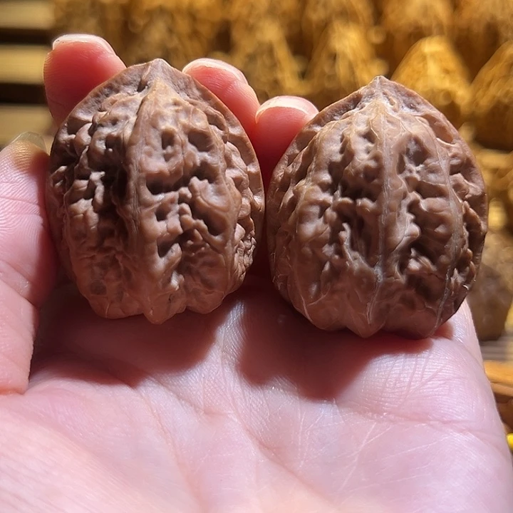 文玩核桃吊坠荷叶底鸡心