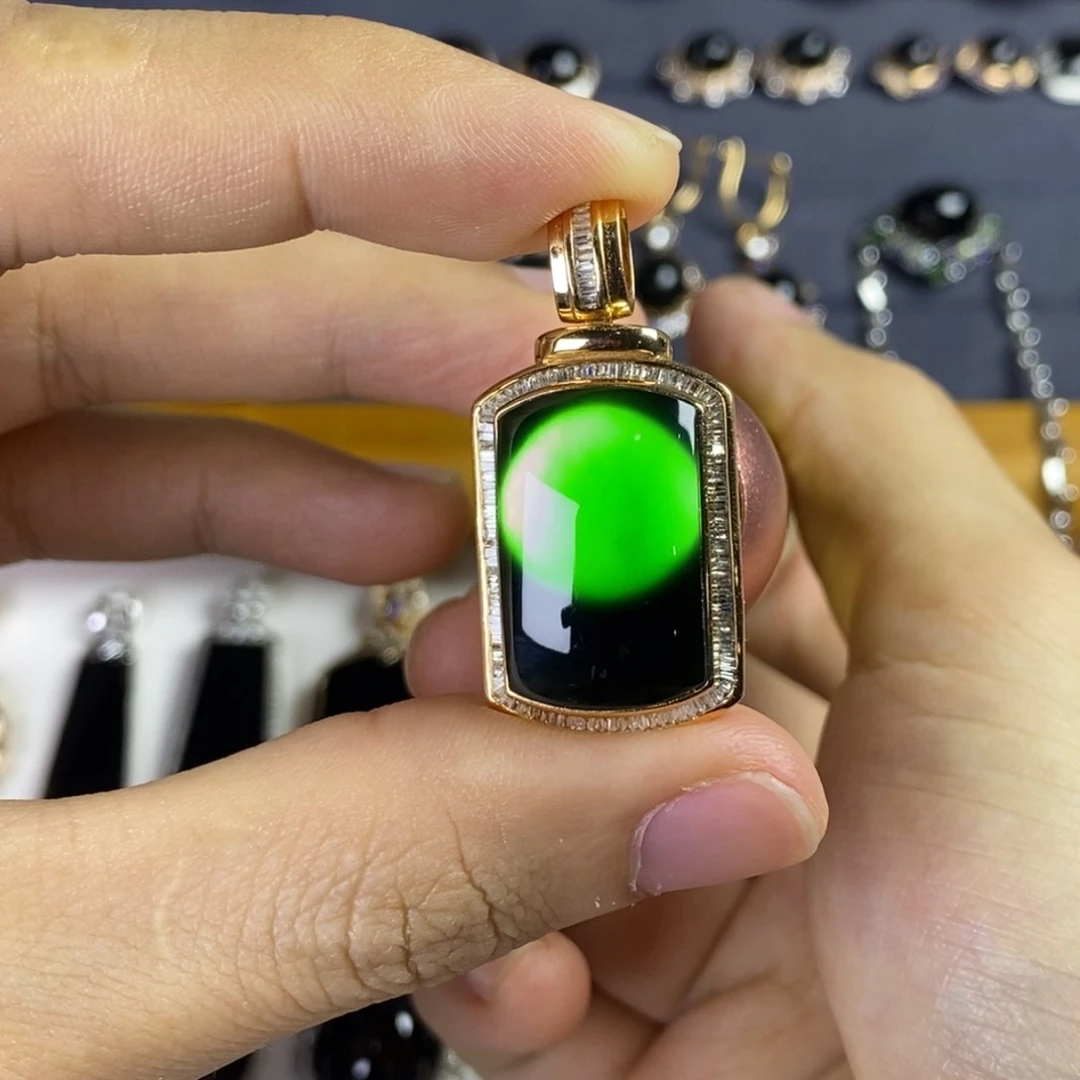 颈饰18K金镶嵌翡翠