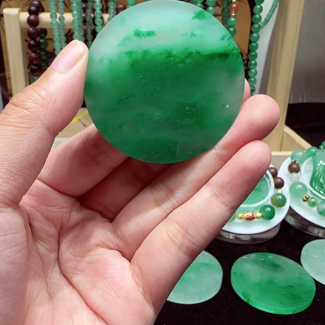 石英质玉（非洲翠）未镶嵌颈饰