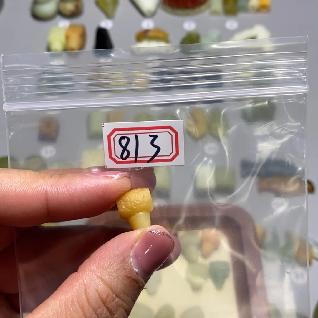 蛇纹石玉颈饰未镶嵌?**I