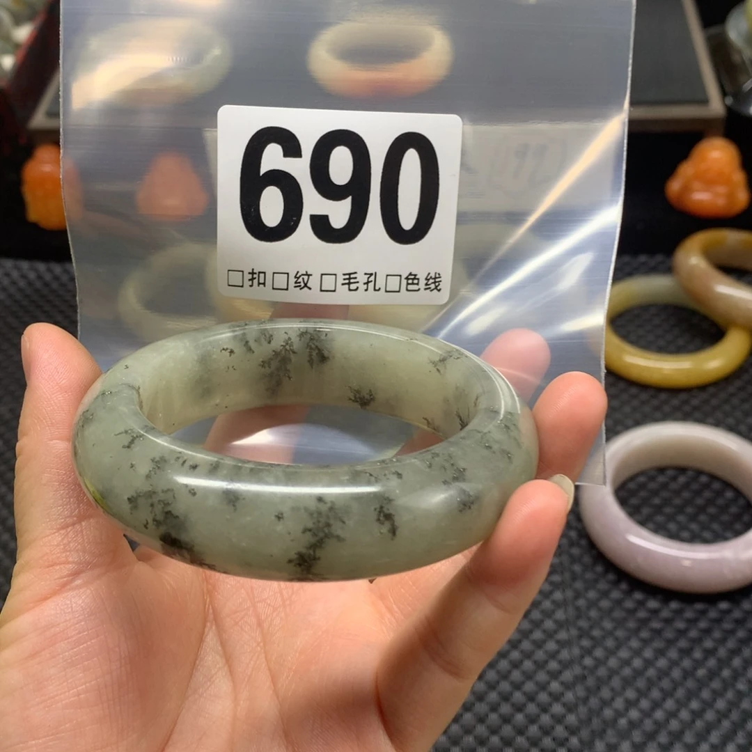 洪***萝石英质玉手镯未镶嵌