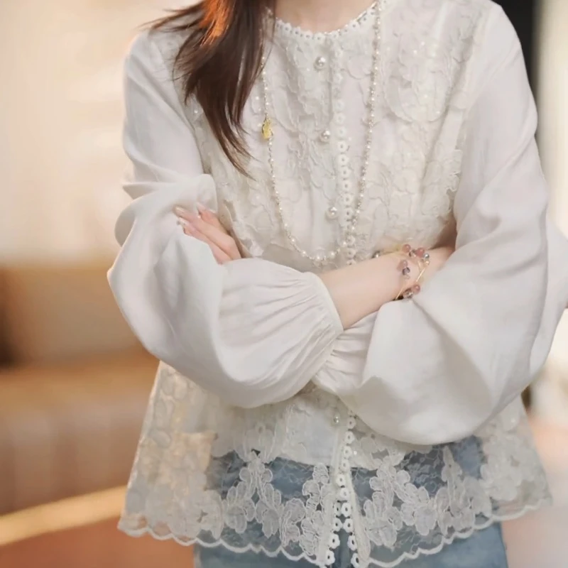 春季新款百搭花朵蕾丝圆领珍珠扣上衣衬衫LK2502045