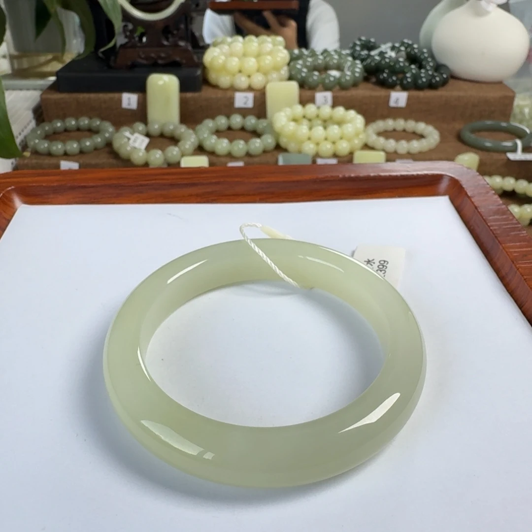 ****凡和田玉手镯未镶嵌