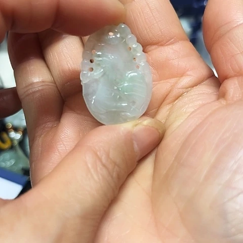翡翠未镶嵌颈饰挂件