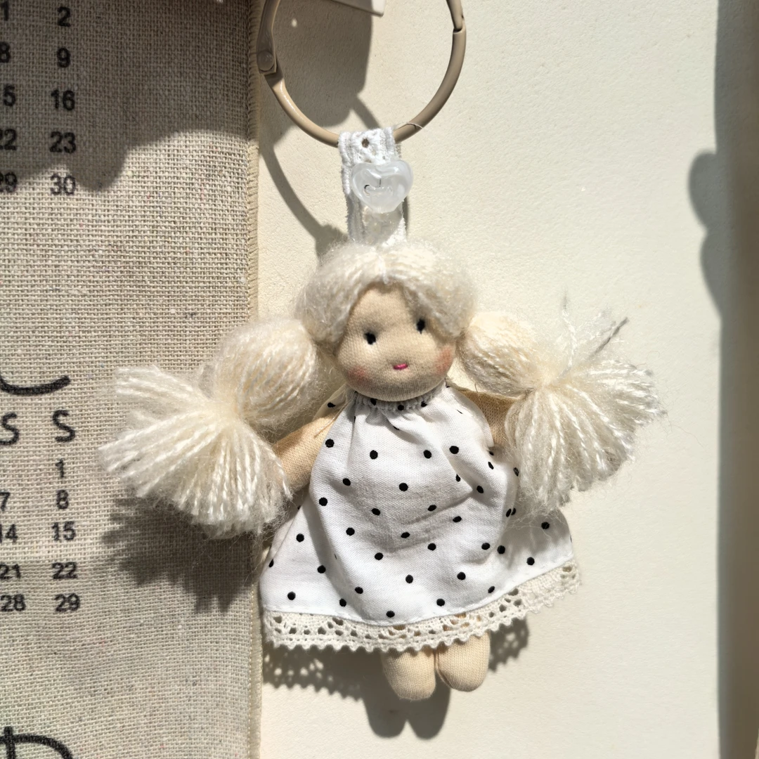 D080白色头发波点小女孩包挂件